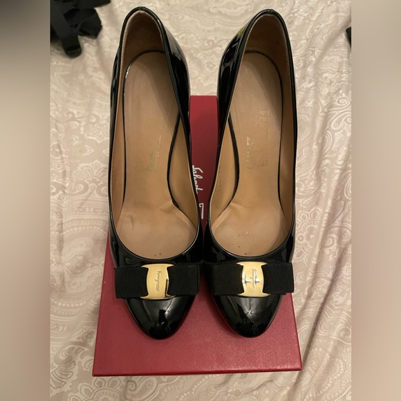 Salvatore Ferragamo Vara Pump - Picture 1 of 6